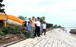 Lãnh đạo xã Bát Tràng kiểm tra đê, kè, cống trước khi cơn bão số 3 đổ bộ vào đất liền
