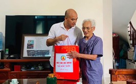 TRƯỞNG CÔNG AN XÃ SÓC SƠN NGUYỄN NGỌC TUẤN THĂM, TẶNG QUÀ GIA ĐÌNH CHÍNH SÁCH