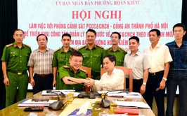 Phòng cảnh sát PCCC&CNCH - Công an thành phố Hà Nội, tổ chức làm việc, hướng dẫn UBND phường Hoàn Kiếm triển khai công tác PCCC và CNCH trên địa bàn.