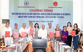 Hội Chữ thập đỏ thành phố Hà Nội tặng 20 suất quà cho người có công ở xã Quảng Bị