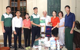 Tri ân người có công: MTTQ xã Bát Tràng và Ngân hàng Vietcombank tặng quà các đồng chí thương binh, bệnh binh và thân nhân Liệt sỹ xã Bát Tràng nhân dịp 27/7/2025