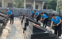 MTTQ Việt Nam xã Mê Linh ra quân vệ sinh môi trường, dọn dẹp các nghĩa trang liệt sĩ trên địa bàn xã