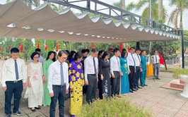 ĐẢNG ỦY - HĐND - UBND - UB MTTQ VIỆT NAM PHƯỜNG KIM LIÊN DÂNG HƯƠNG TƯỞNG NIỆM 
CÁC ANH HÙNG LIỆT SĨ TẠI NGHĨA TRANG THÀNH PHỐ HÀ NỘI