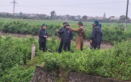 Chủ tịch UBND xã Tam Hưng Bùi Đình Thái kiểm tra thực địa, chỉ đạo ứng phó khẩn trương với bão số 3