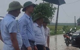 Đồng chí Bí thư Đảng ủy, Chủ tịch HĐND xã Hoàng Anh Tuấn kiểm tra, chỉ đạo công tác phòng, chống bão số 3