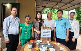 PHÓ BÍ THƯ THƯỜNG TRỰC ĐẢNG ỦY XÃ TRUNG GIÃ THĂM HỎI, TẶNG QUÀ CÁC ĐỐI TƯỢNG CHÍNH SÁCH DỊP 27/7
