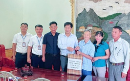 Đồng chí Nguyễn Bá Hoàng - Phó Bí thư Đảng uỷ, Chủ tịch UBND xã Trung Giã thăm, tặng quà Mẹ Việt Nam anh hùng, thân nhân liệt sĩ, thương, bệnh binh nặng nhân kỷ niệm 78 năm Ngày Thương binh - Liệt sĩ (27/7/1947 - 27/7/2025)