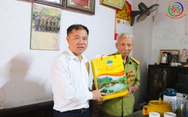 Chủ tịch UBND xã Quốc Oai Nguyễn Trung Thành cùng đại diện lãnh đạo UBND, các phòng, ban đã thăm hỏi, tặng quà gia đình chính sách, người có công trên địa bàn.