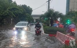 Bão số 3 vào đất liền, gió mạnh, mưa trút xuống Hà Nội