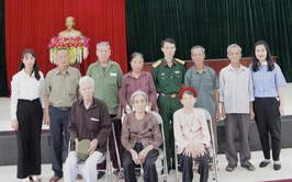 Bộ Tham mưu Binh chủng Công binh tặng quà gia đình chính sách tại phường Chương Mỹ