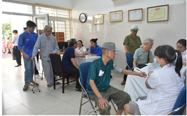 Phường Hoàng Mai tổ chức khám, tư vấn chăm sóc sức khỏe, cấp thuốc, tặng quà cho đối tượng chính sách nhân kỷ niệm 78 nặm Ngày Thương binh - Liệt sĩ (27/7/1947 - 27/7/2025)
