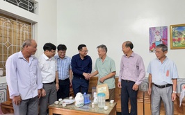 Bí thư Đảng ủy Xã Tam Hưng Bùi Văn Sáng thăm, tặng quà thương bệnh binh nhân dịp 27/7
