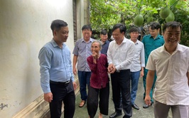 Chủ tịch UBND xã Tam Hưng Bùi Đình Thái thăm hỏi, tặng quà các gia đình chính sách tại cụm dân cư Thanh Thùy