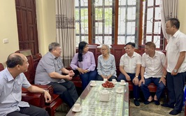 Lãnh đạo phường Định Công thăm, tặng quà mẹ Việt Nam anh hùng
