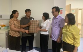 Lãnh đạo xã Ứng Hòa thăm, tặng quà học sinh bị tai nạn do giông lốc