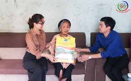Đoàn lãnh đạo xã Quốc Oai thăm tặng quà tri ân các gia đình chính sách