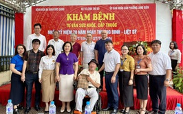 Phường Long Biên tổ chức khám bệnh, tư vấn sức khoẻ, cấp phát thuốc cho gia đình chính sách, người có công với cách mạng nhân dịp kỷ niệm 78 năm Ngày Thương binh - Liệt sỹ