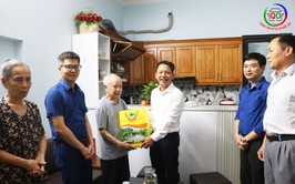 Đồng chí Phó bí thư Thường Đảng uỷ Phùng Văn Tài thăm tặng quà gia đình chính sách nhân dịp kỷ niệm 78 năm ngày thương binh liệt sĩ