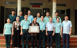 Đoàn Nhà Máy A31, Kho 286, Tiểu đoàn 31 cùng với lãnh đạo xã Trần Phú thăm và tặng quà các gia đình chính sách