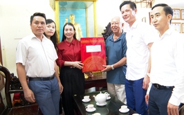 Đồng chí Chủ tịch Mặt trận Tổ quốc VN xã Phú Xuyên thăm, tặng quà người có công nhân kỷ niệm 78 năm Ngày Thương binh - Liệt sỹ