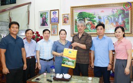 Lãnh đạo xã Quốc Oai thăm, tặng quà các gia đình chính sách nhân kỷ niệm 78 năm Ngày Thương binh - Liệt sĩ