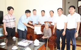 Các đồng chí lãnh đạo xã Hoà Xá thăm và tặng quà các gia đình chính sách, người có công nhân dịp kỉ niệm 78 năm ngày thương binh liệt sỹ năm 2025