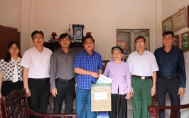 Mê Linh: Đồng chí Trần Thanh Hoài - Phó Bí thư Đảng ủy, Chủ tịch UBND xã thăm, tặng quà tri ân các gia đình chính sách