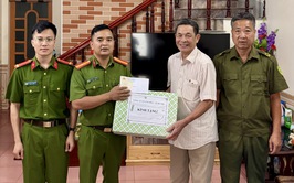 Công an xã Ứng Hoà tặng quà các gia đình chính sách nhân kỷ niệm 78 năm Ngày Thương binh Liệt sỹ 27/7.