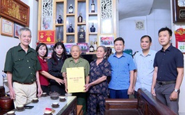 Đồng chí Lê Thi Điểm-UV BTV, Chủ tịch UB MTTQ xã Hoài Đức thăm hỏi, tặng quà người có công tiêu biểu