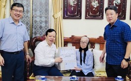 LÃNH ĐẠO PHƯỜNG VĂN MIẾU- QUỐC TỬ GIÁM THĂM HỎI, TẶNG QUÀ CÁC GIA ĐÌNH CHÍNH SÁCH