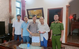ỨNG HÒA THĂM VÀ TẶNG QUÀ GIA ĐÌNH CÓ CÔNG VỚI CÁCH MẠNG NHÂN KỶ NIỆM NGÀY THƯƠNG BINH LIỆT SỸ 27/7