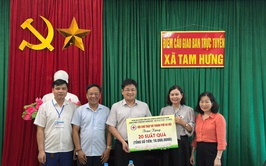 Hội Chữ thập đỏ Thành phố Hà Nội thăm, tặng quà gia đình chính sách và làm việc tại xã Tam Hưng: Lan tỏa giá trị nhân đạo, vun đắp nghĩa tình