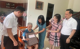 Xã Tam Hưng thăm hỏi, tặng quà các gia đình chính sách tại điểm dân cư Tam Hưng: Lan tỏa nghĩa tình, thấm đượm lòng tri ân