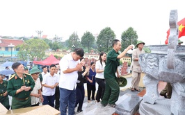 Lãnh đạo xã Hồng Vân viếng nghĩa trang liệt sĩ nhân kỷ niệm 78 năm ngày Thương binh - Liệt sĩ