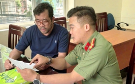 Công an phường Thanh Xuân đẩy mạnh tuyên truyền cài đặt Định danh điện tử mức 2 cho người nước ngoài