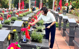 Đoàn đại biểu phường Thanh Xuân dâng hương tại Nghĩa trang Liệt sĩ Thành phố nhân kỷ niệm 78 năm ngày thương binh - liệt sĩ (27/7/1947 - 27/7/2025)