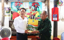 Đồng chí Phó bí thư Thường Đảng uỷ Phùng Văn Tài thăm tặng quà gia đình chính sách nhân dịp kỷ niệm 78 năm ngày thương binh liệt sĩ