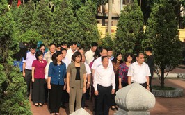 Phường Bạch Mai tổ chức đoàn công tác của Đảng ủy - HĐND - UBND - UB MTTQ Việt Nam phường dâng hương, tri ân các vị anh hùng liệt sĩ 