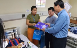 Lãnh đạo Sở Y tế Hà Nội thăm hỏi, động viên gia đình, nạn nhân bị ảnh hưởng do vụ lật tàu tại Quảng Ninh