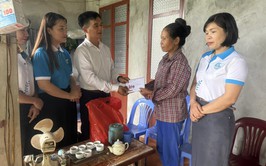 HỘI PHỤ NỮ XÃ BA VÌ PHỐI HỢP CÙNG UB MTTQ VIỆT NAM XÃ TỔ CHỨC THĂM HỎI, TẶNG QUÀ CÁC GIA ĐÌNH CHÍNH SÁCH NHÂN DỊP 27/7