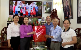 Đoàn công tác số 2, số 4 và số 5 xã Chuyên Mỹ thăm, tặng quà gia đình chính sách, người có công