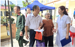 Trạm Y tế phường Từ Liêm phối hợp với Bệnh viên Đa khoa Xanh Pôn đã tổ chức buổi khám, tư vấn sức khỏe và cấp thuốc miễn phí cho các gia đình chính sách nhân kỷ niệm 78 năm Ngày Thương binh – Liệt sĩ (27/7/1947 – 27/7/2025)