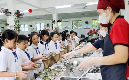 Phường Long Biên triển khai đánh giá, lựa chọn đơn vị cung cấp thực phẩm cho học sinh năm học 2025 - 2026
