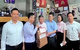 Lãnh đạo xã Hát Môn thăm, tặng quà các gia đình chính sách nhân kỷ niệm 78 năm Ngày Thương binh - Liệt sĩ