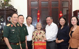 Đồng chí Nguyễn Văn Phong thăm, tặng quà người có công tiêu biểu phường Đống Đa