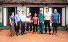 Xã Xuân Mai tổ chức 4 đoàn thăm, tặng quà người có công với cách mạng và thân nhân liệt sĩ tiêu biểu nhân dịp kỷ niệm 78 năm ngày thương binh liệt sĩ