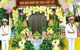 Phường Láng, Hà Nội tổ chức buổi lễ dâng hương, dâng hoa trang trọng kỷ niệm 78 năm Ngày Thương binh - Liệt sĩ (27/7/1947 - 27/7/2025)
