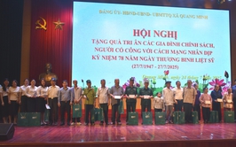 Agribank Chi nhánh Mê Linh và BIDV Chi nhánh Quang Minh trao quà cho các gia đình chính sách trên địa bàn xã Quang Minh