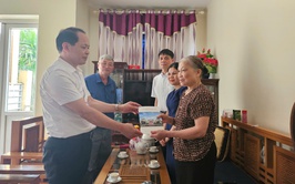 Trưởng Ban Xây dựng Đảng Lưu Văn Tư và Phó Chủ tịch HĐND xã Nguyễn Thị Lộc tặng quà gia đình chính sách