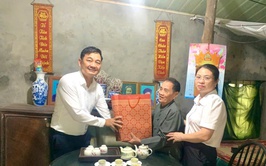 Lãnh đạo xã Quang Minh thăm, tặng quà người có công nhân kỷ nhiệm 78 năm Ngày Thương binh - Liệt sỹ